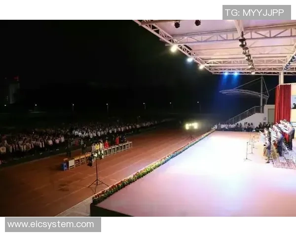 夜幕下的室外篮球场灯光璀璨点亮青春梦想的舞台